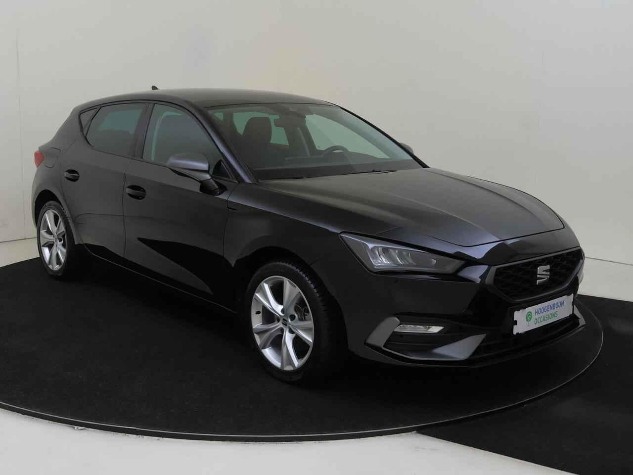 Seat LEON 1.4 TSI eHybrid PHEV FR | Stoel- en stuurwielverwarming | Navigatie | Sfeerverlichting | 3-zone airco | Cruise control | Elektrisch inklapbare buitenspiegels | Draadloze telefoonlader |