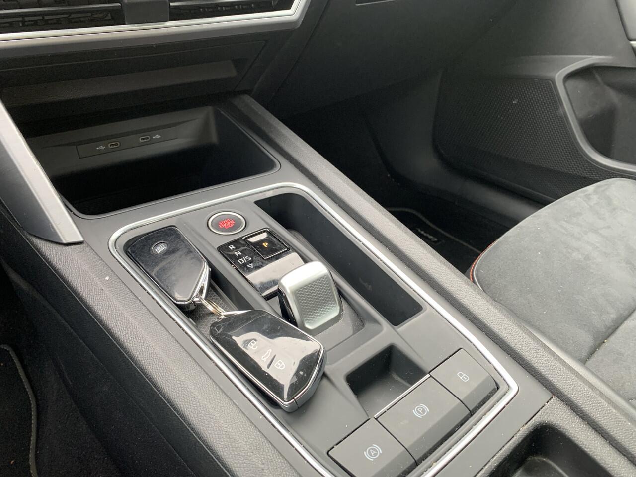 Seat LEON Sportstourer 1.5 eTSi FR Intense Aut., Pano | Technology & Stoelen pack