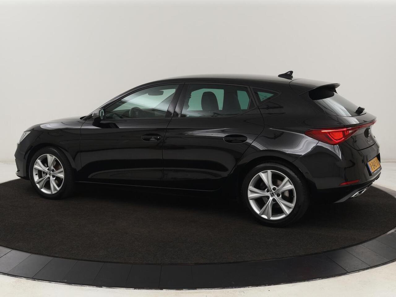 Seat LEON 1.0 TSI FR Intens | Stoel & stuurverwarming | Carplay | Camera | Adaptive cruise | Navigatie | Sfeerverlichting | Park Assist | Digital Cockpit | Keyless | Full LED