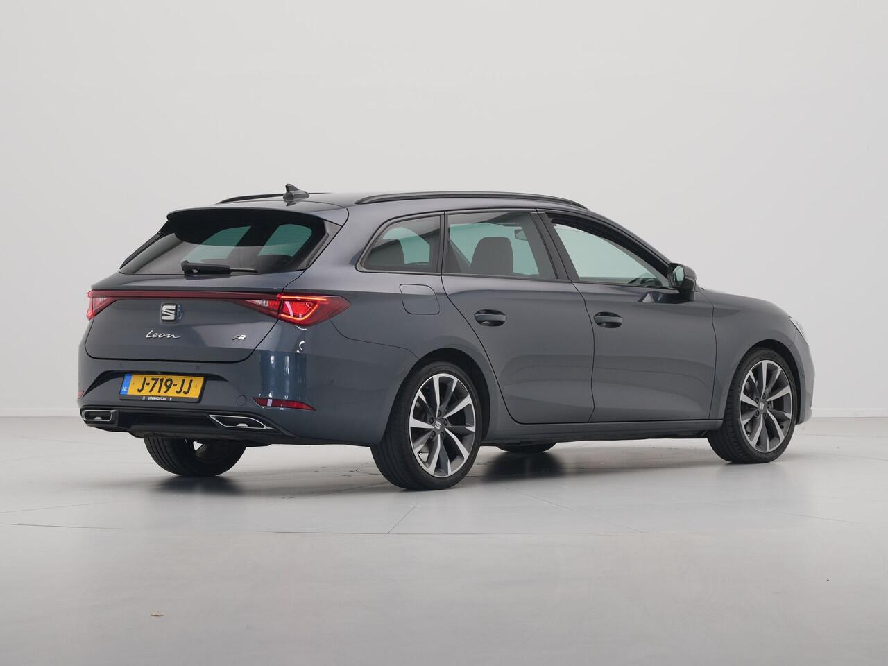 Seat LEON Sportstourer 1.5 TSI FR Launch Edition Navigatie Sideassist Stoelverwarming Parkassist Carplay 245