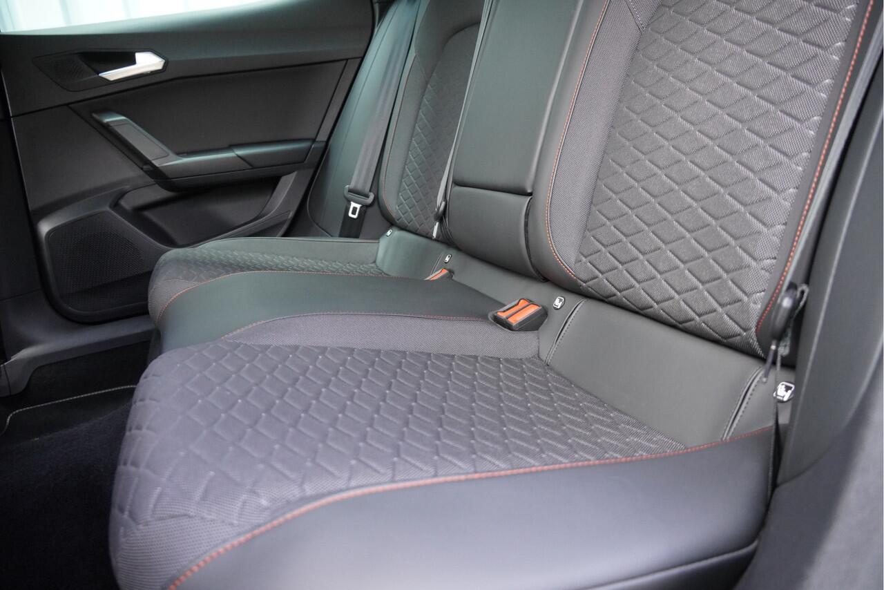 Seat LEON 1.0 TSI 5drs FR Launch Edition BJ2021 Lmv 17" | Led V+A | Pdc | Navi | Pianolak sierlijsten | Elek. trekhaak | App-Connect | Virtual cockpit | Dashboard verlichting | Climate control | Cruise control | Zwarte hemel | Sportstoelen | Extra getint glas