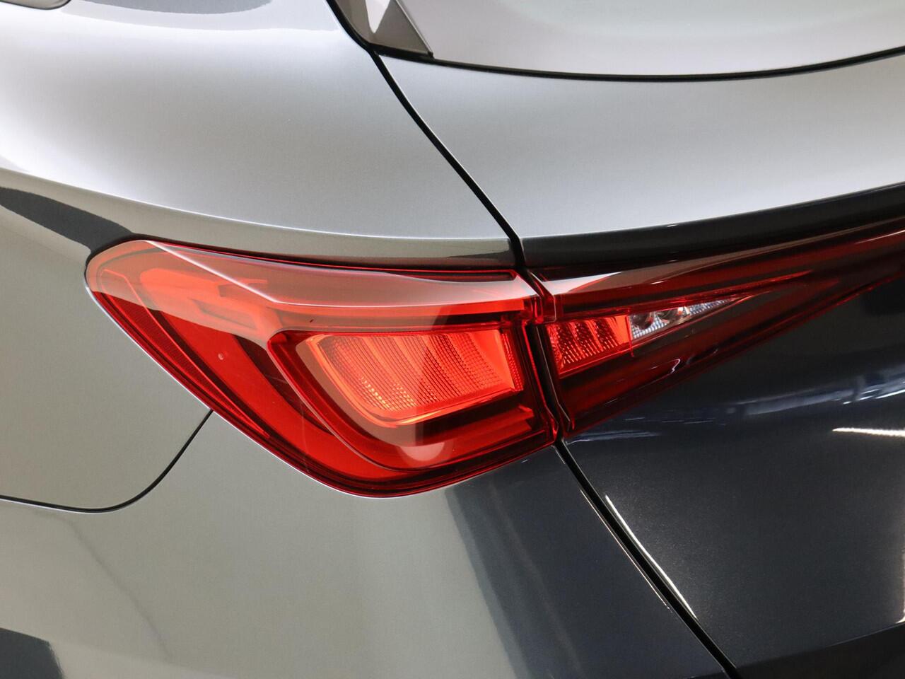 Seat LEON Sportstourer 1.0 eTSI FR Business Intense | Trekhaak | Parkeerassistent | 3-zone airco | Adaptieve cruise control | Achteruitrijcamera | Dodehoek detectie |