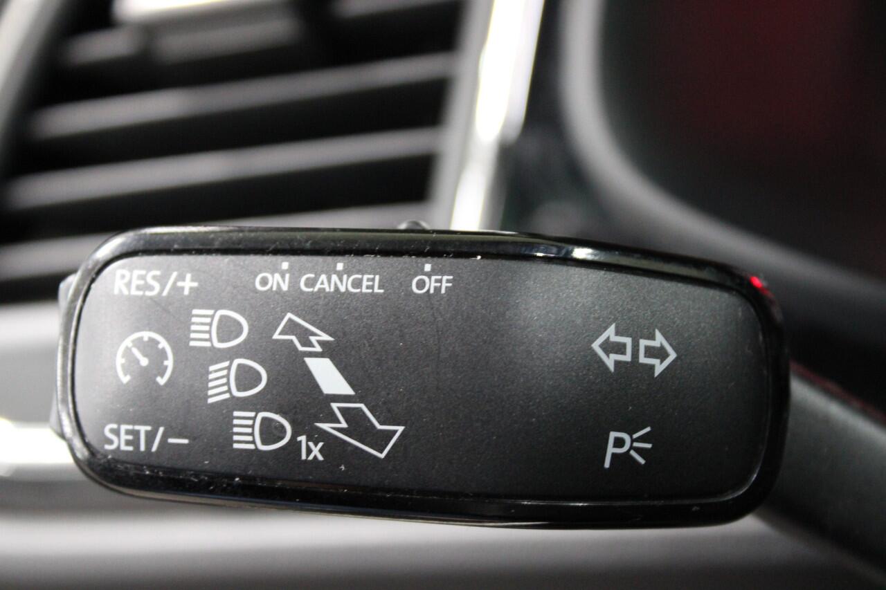 Seat LEON Sportstourer 1.5 TSI FR Business Intense / Stoelverwarming / Navi. / Afneembare trekhaak /