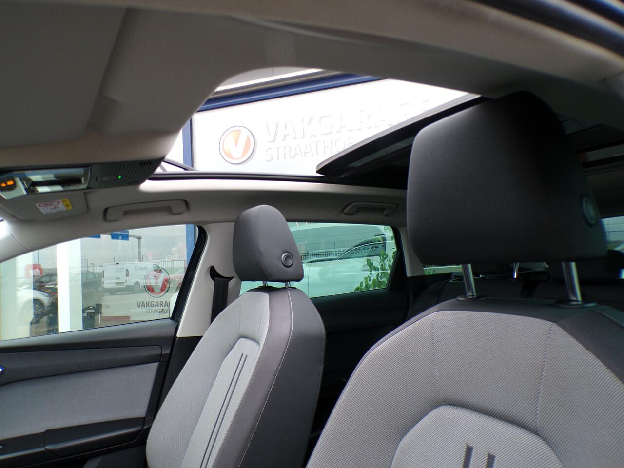 Seat LEON Sportstourer 1.5 TSI Style Launch Edition, Full LED / Trekhaak / Elektr. Schuifdak / Camera + Sensoren / Carplay + Android Auto