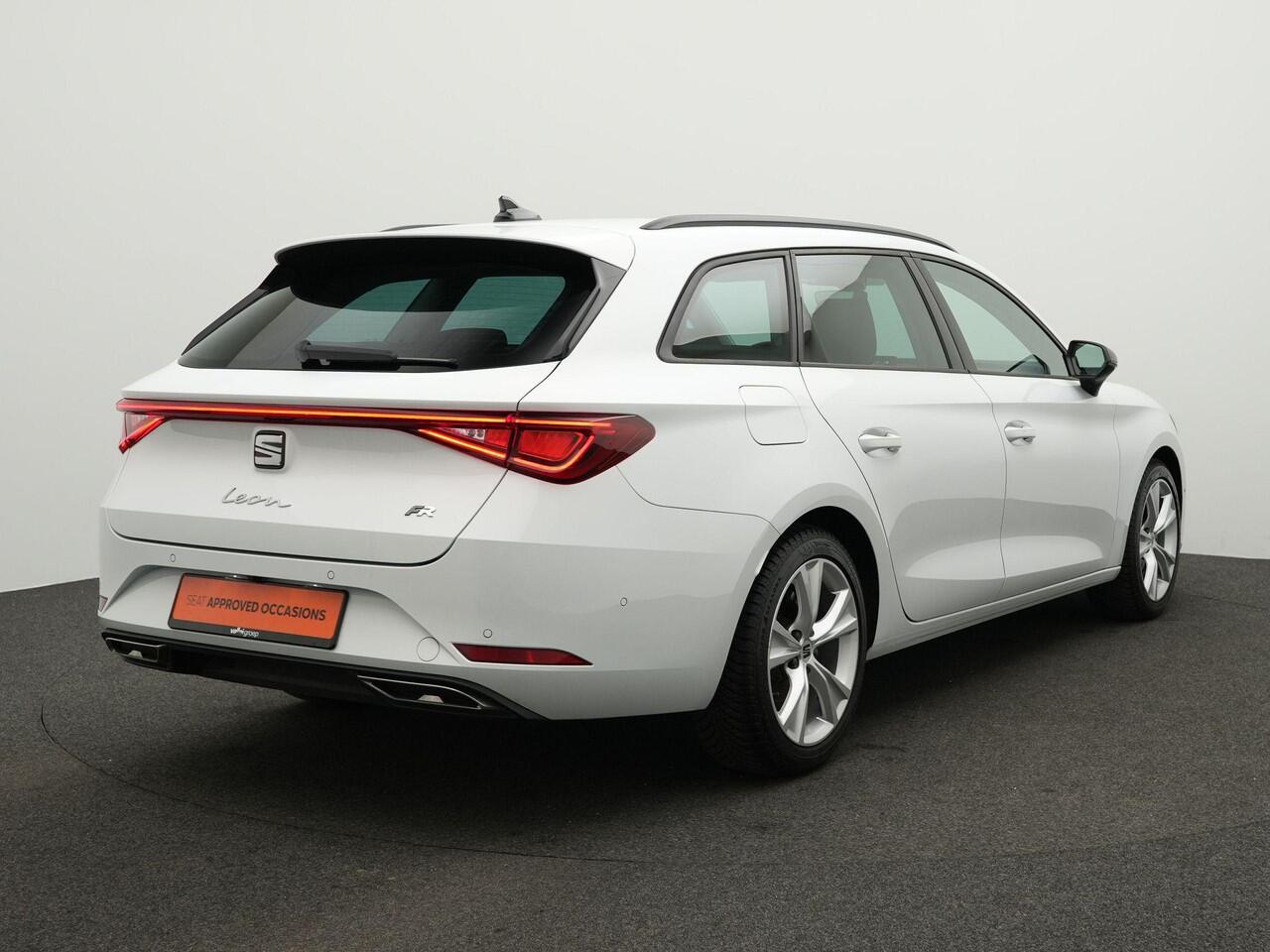 Seat LEON Sportstourer 1.5 eTSI 150 pk DSG FR Business Intense | Stuur-/stoelverwarming | Achteruitrijcamera | Navigatie