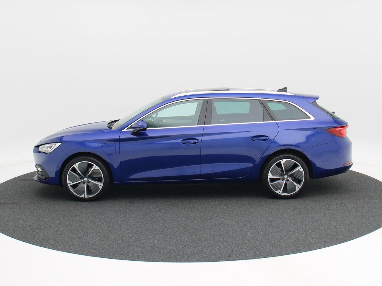 Seat LEON Sportstourer 1.4 TSi eHybrid 205 Pk PHEV FR | Panoramadak | Adaptive Cruise | Stoel Verwarming | Carplay | Navigatiesysteem | Camera | Parkeersensoren | 18 Inch