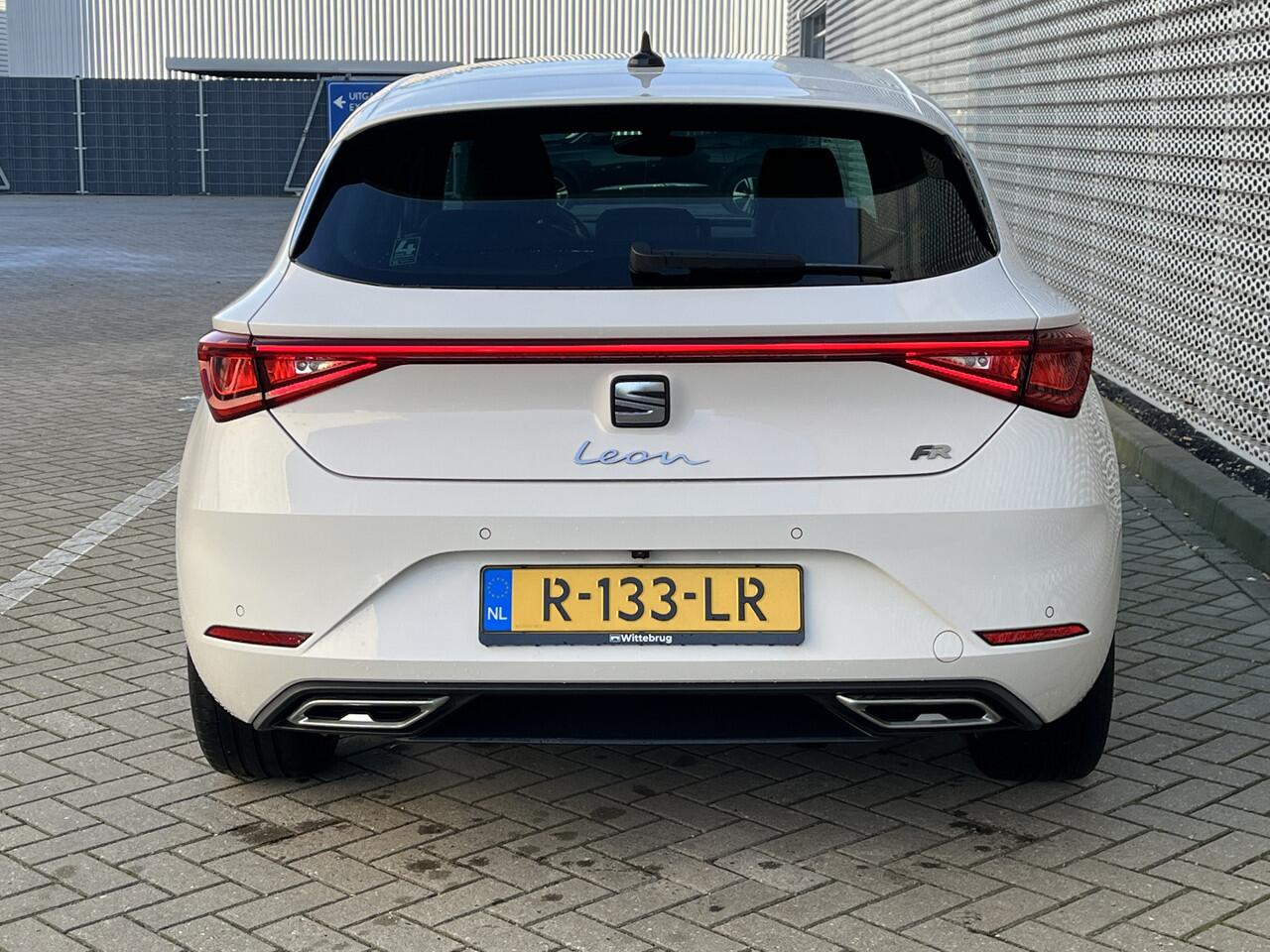 Seat LEON 1.0 TSI FR Business Intense / Navigatie / App connect / Camera / Parkeersensoren V+A / Dodehoek / **