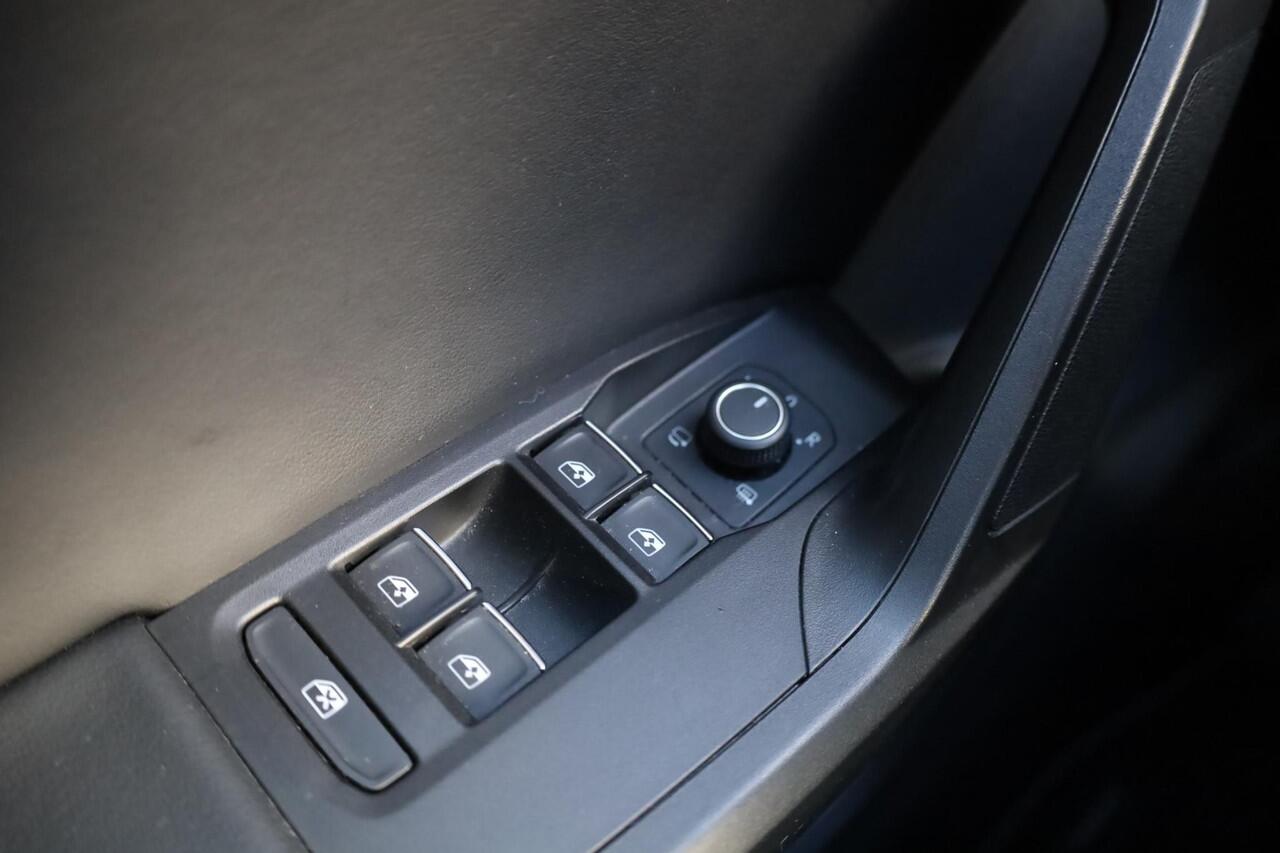 Seat LEON Sportstourer 1.5 TSI FR Business Intense dealer onderhoud camera navigatie Full LED ACC adaptieve cruise control sfeerverlichting digital cockpit stoelverwarming parkeersensoren voor en achter stuurwiel verwarming lederen multifunctioneel stuurwiel 17" LM