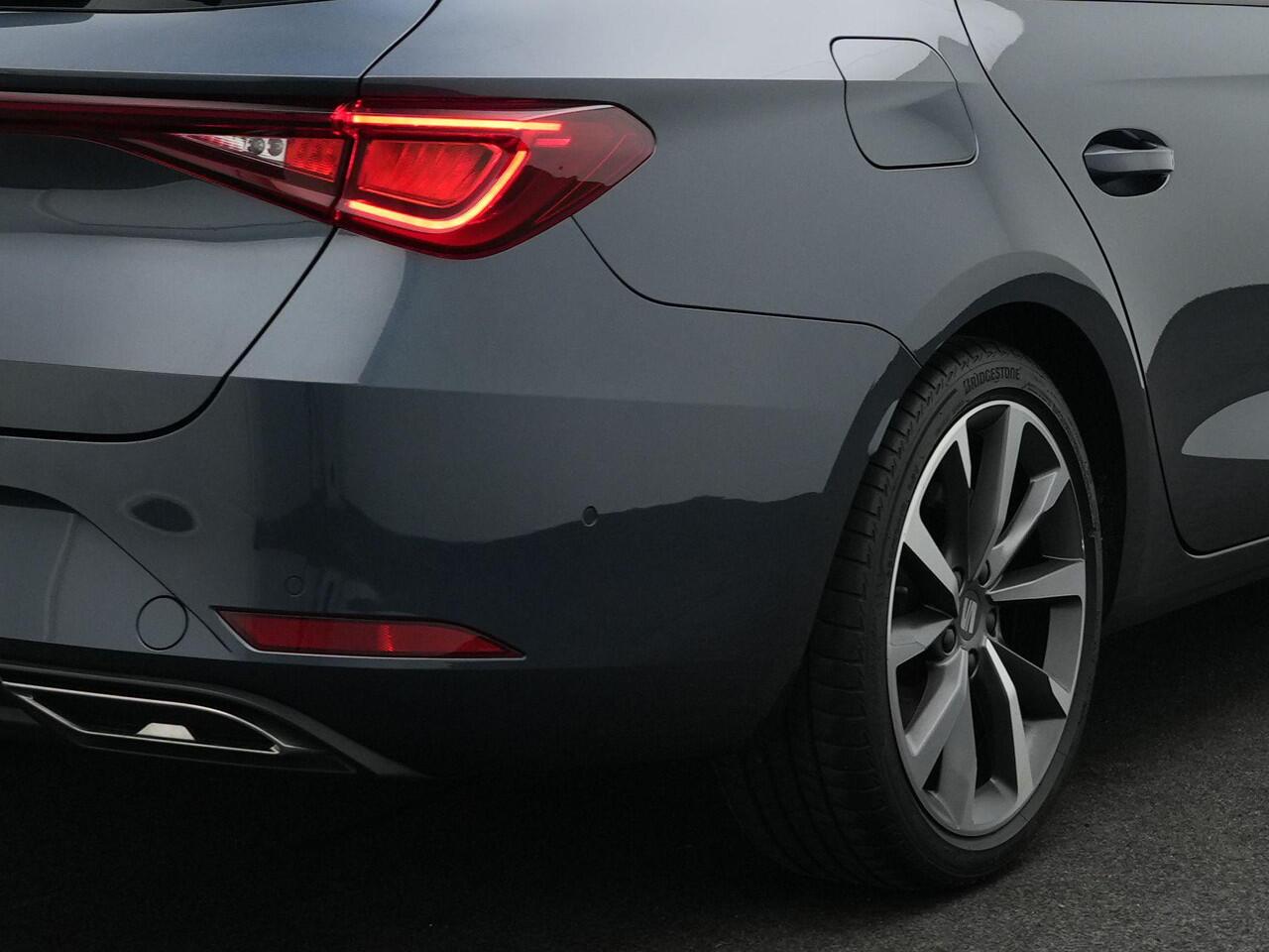 Seat LEON Sportstourer 1.0 eTSI 110 pk DSG FR Business Intense | Panoramadak | Achteruitrijcamera | Navigatie | Adaptive Cruise