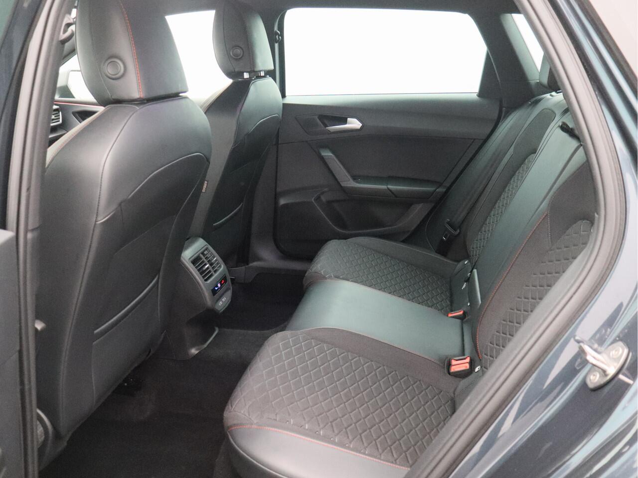 Seat LEON Sportstourer 1.5 eTSI FR Business Intense/ camera/ trekhaak/ zeer mooi!