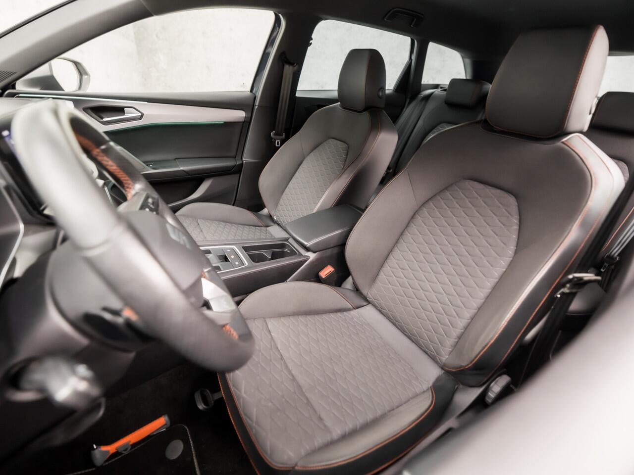 Seat LEON Sportstourer 1.4 TSI FR eHybrid PHEV Sport 204Pk Automaat (APPLE CARPLAY, GROOT NAVI, CAMERA, SFEERVERLICHTING, LEDER, SPORTSTOELEN, TREKHAAK, KEYLESS, ADAPTIVE CRUISE, NIEUWSTAAT)