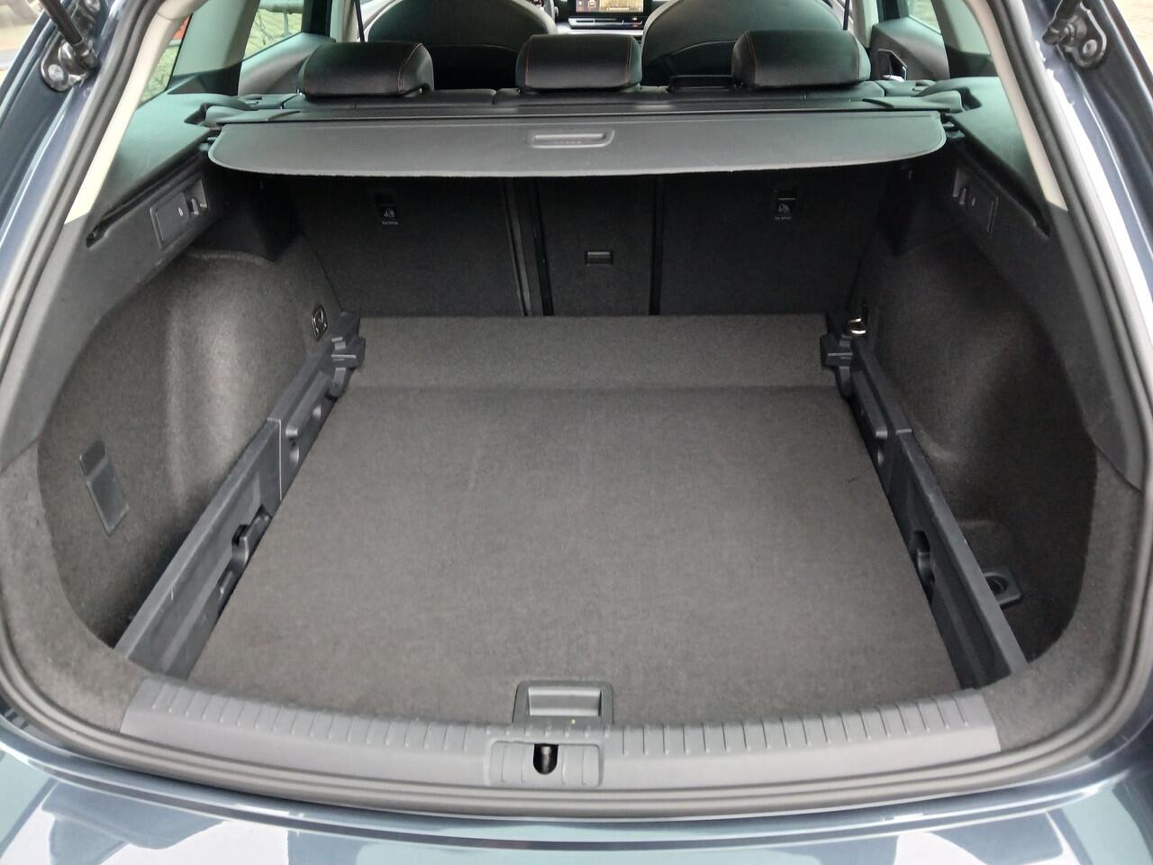 Seat LEON Sportstourer 1.5 TSI FR Business Intense + 18 inch + Trekhaak, slechts 19.000 km!!