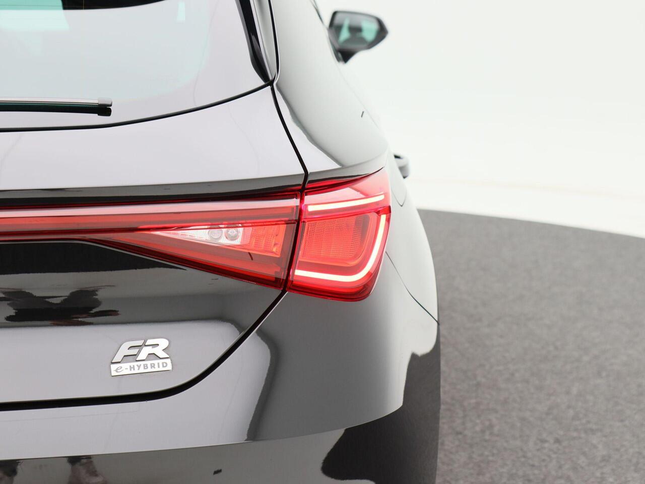 Seat LEON 1.4 TSi 204 Pk Phev eHybrid FR Business Intense | LED | Sensoren | Carplay | Navigatiesysteem | Stoel Verwarming | Climate Control | Privacy Glass | 17 Inch | 63.623 Km!!