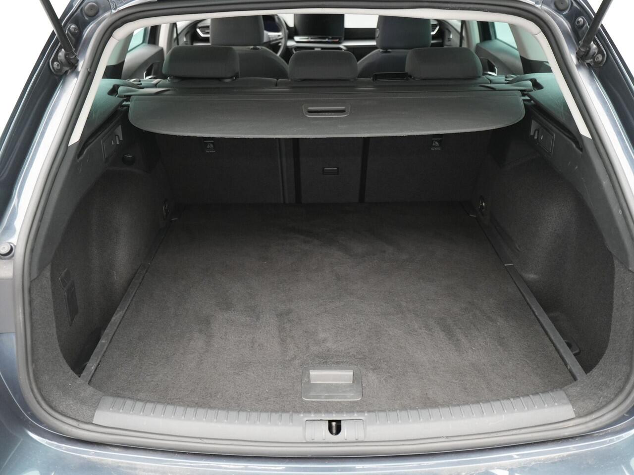 Seat LEON Sportstourer 1.5 TSI 130pk Style Navigatie Camera 17"velgen Keyless Parkassist Carplay 21