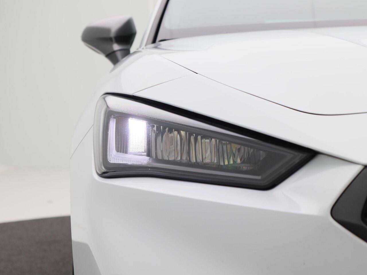 Seat LEON 1.5 TSi 150 Pk FR Business | Full LED | Adaptive Cruise | Trekhaak | Sensoren | Privacy Glass | Navigatiesysteem | 17 Inch | 60.393 Km!!