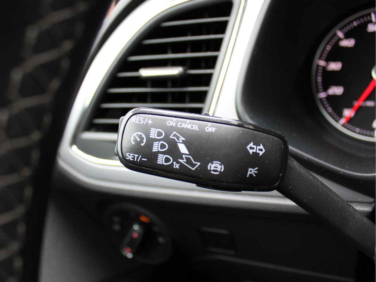 Seat LEON 1.5 TSI 150PK Style Ultimate Edition Automaat /NAVI/18'LM/Camera/Trekhaak/Stoelverwarming/PDC/Keyless/Lane assist/DAB+/NAP! 1e eig!