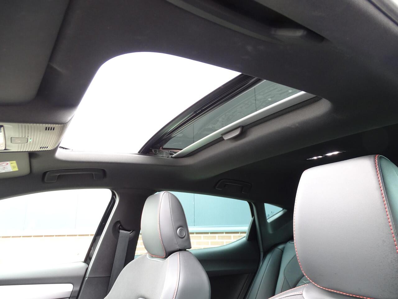 Seat LEON 1.4 TSI eHybrid PHEV FR Business Intense AUTOMAAT | PANORAMADAK | STUUR-STOELVERWARMING | NAVIAGATIE | ACHTERUIT RIJ CAMERA | LED PAKKET | VOLLEDIG DIGITAAL INSTRUMENTENPANEEL | DAB | KEYLESS ENTRY |