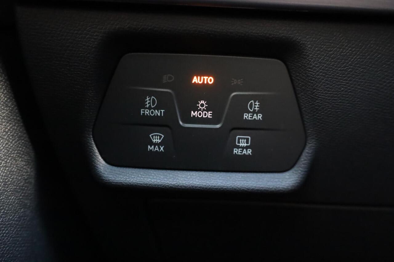 Seat LEON Sportstourer 1.5 TSI FR Business Intense dealer onderhoud camera navigatie Full LED ACC adaptieve cruise control sfeerverlichting digital cockpit stoelverwarming parkeersensoren voor en achter stuurwiel verwarming lederen multifunctioneel stuurwiel 17" LM