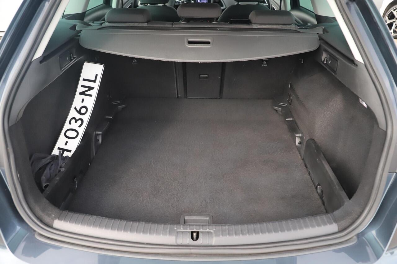 Seat LEON ST 1.0 TSI Style Ultimate Edition Trekhaak Virtual Cockpit Beats Audio Navigatie Achteruitrijcamera Clima Cruise Stoelverwarming