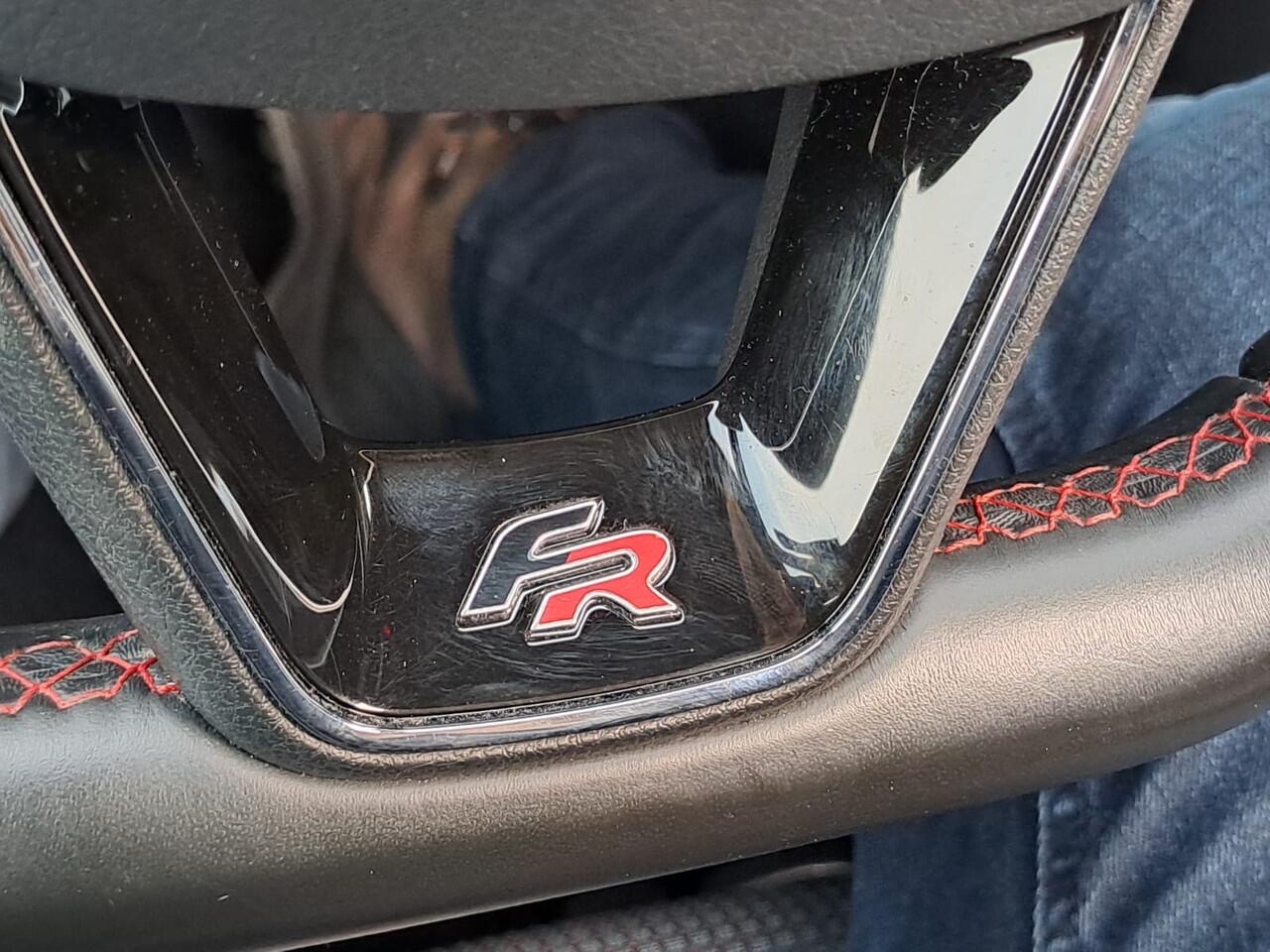 Seat LEON ST 1.5 TSI 150PK FR Business Intense | Automaat | Navi | Trekhaak | LED | Trekhaak | Pano | Virtual cockpit |