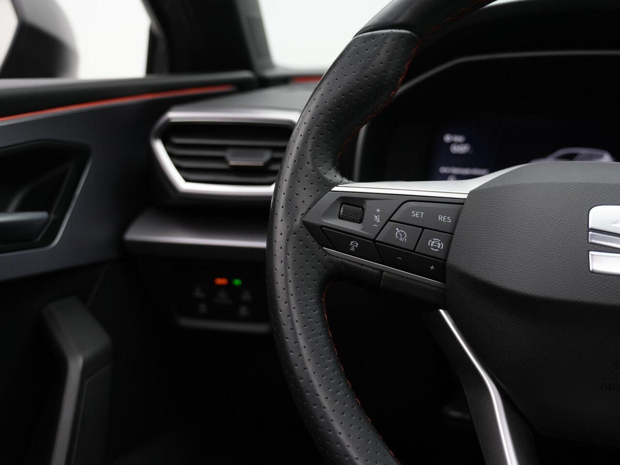 Seat LEON 1.0 TSI 110 pk FR | Panoramadak | Stuur-/stoelverwarming | Achteruitrijcamera | Adaptive Cruise