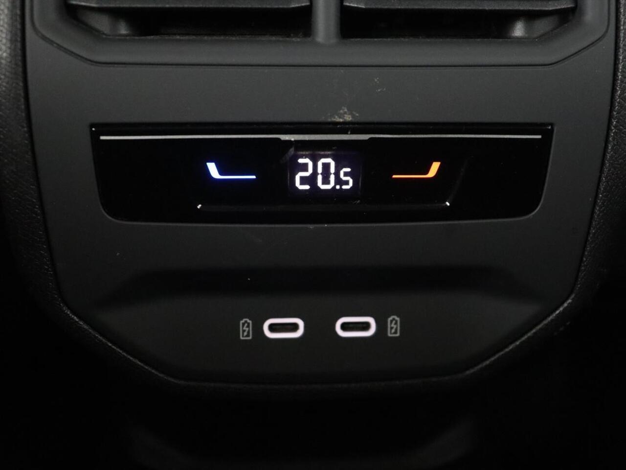 Seat LEON 1.0 eTSI Style | Trekhaak | Camera | Carplay | Full LED | Navigatie | Cruise control | Parkeerhulp | Climate control | Bluetooth