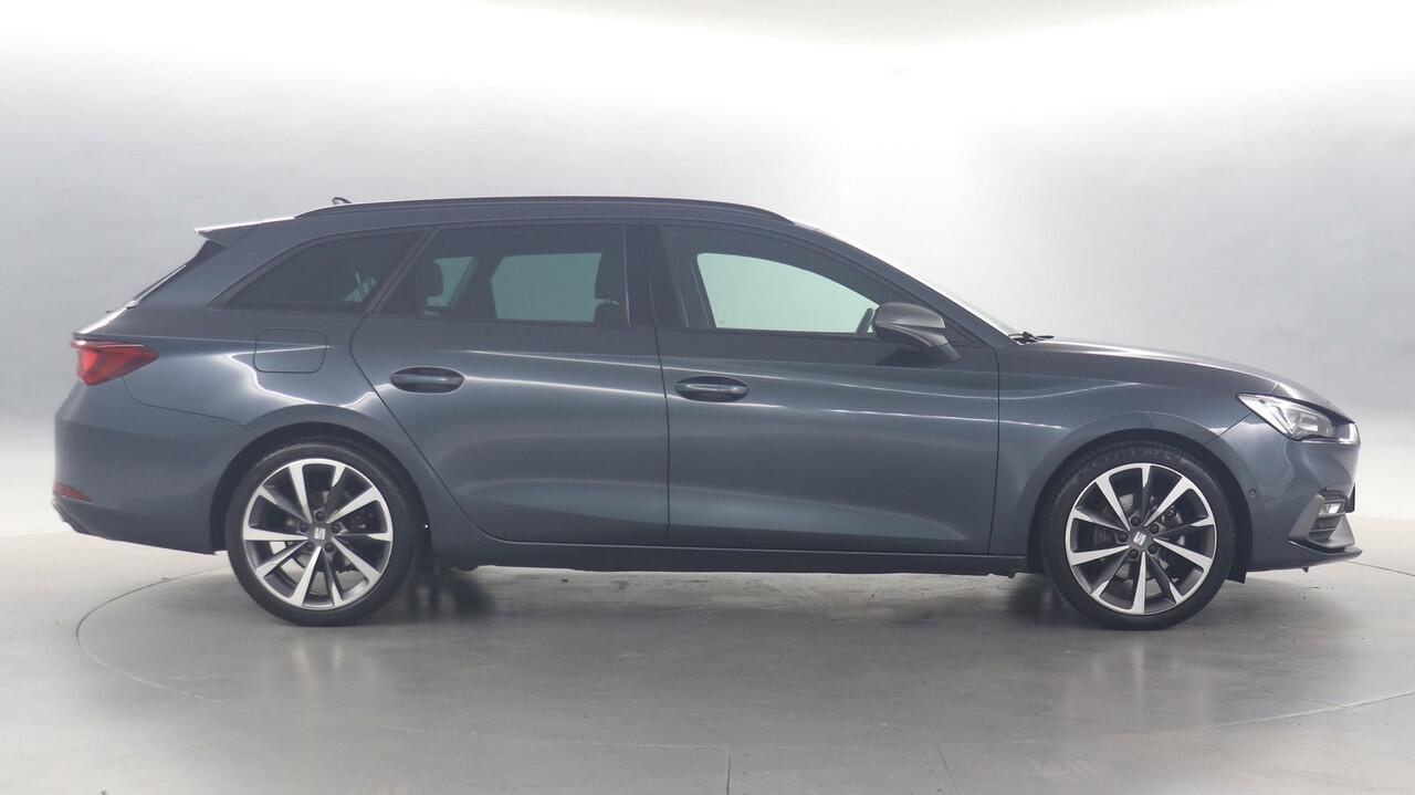 Seat LEON Sportstourer 1.5 eTSI FR Business Intense / Navigatie / Parkeersensoren / Trekhaak wegklapbaar