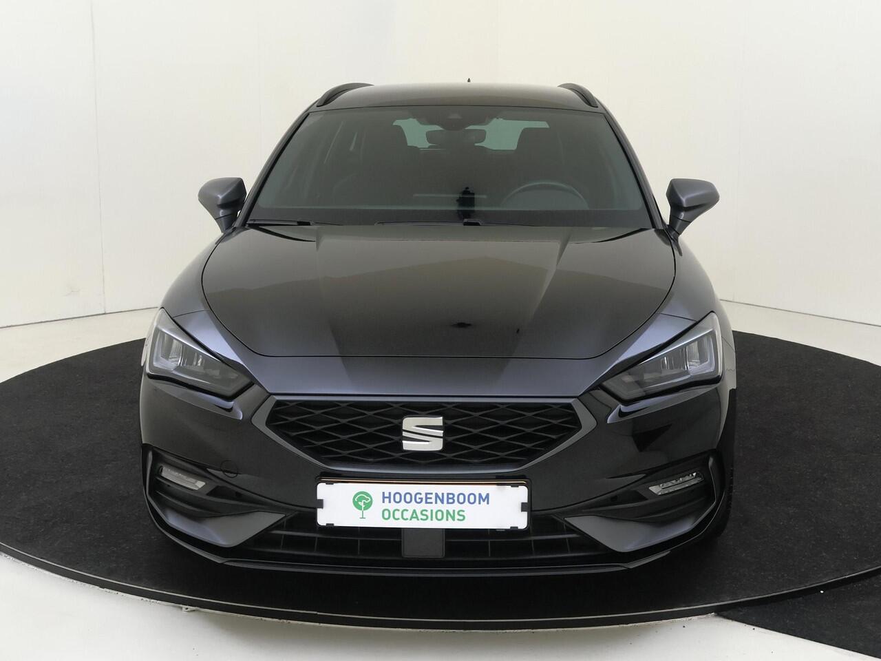Seat LEON Sportstourer 1.0 eTSI FR Business | Parkeersensoren achter | 3-zone airco | Cruise Control | CarPlay | Lane assist | Elektrisch inklapbare buitenspiegels |