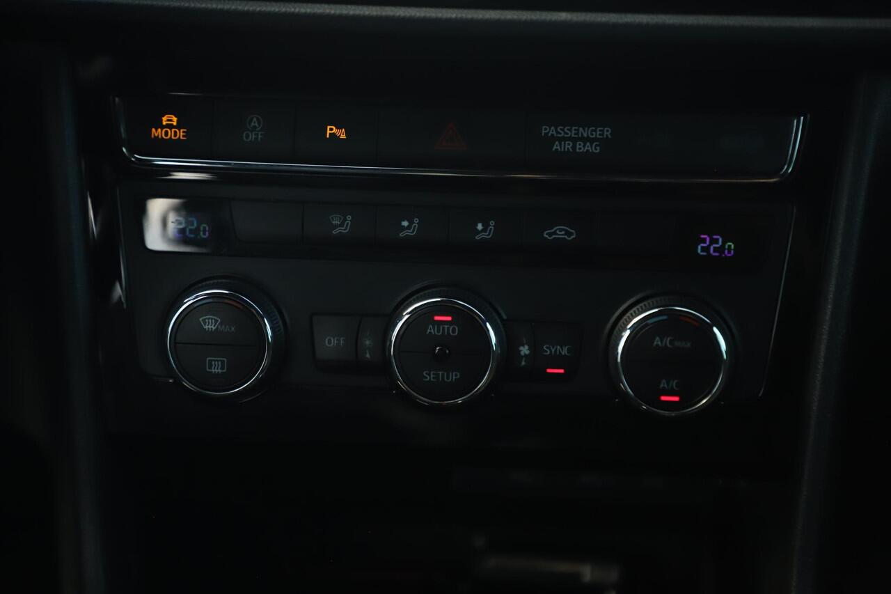 Seat LEON ST 1.5 TSI FR Business Intense 131PK Virtual Cockpit 18 inch LMV Half Leder Beats Audio Navigatie Clima Cruise Sfeerverlichting