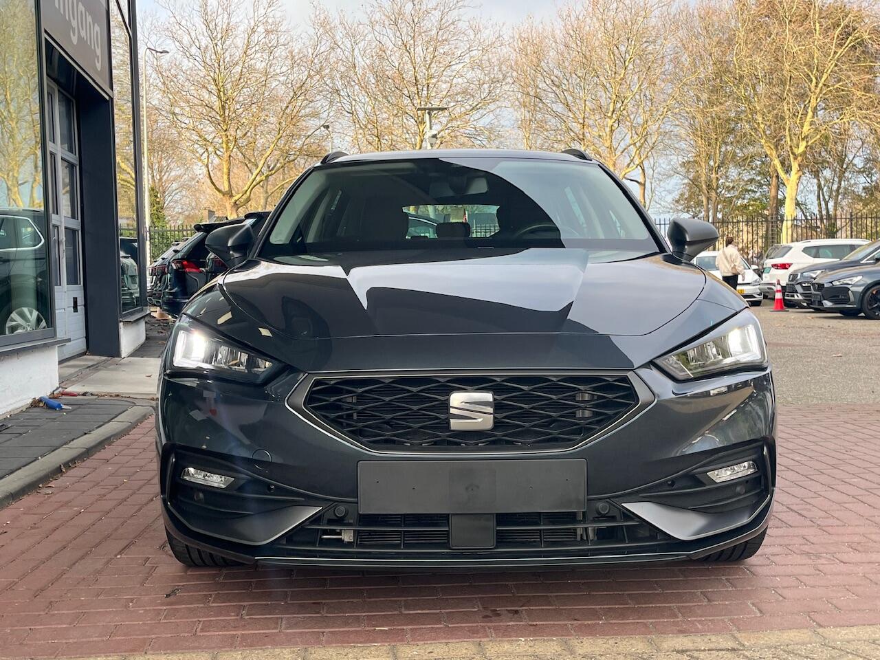 Seat LEON Sportstourer 1.4 TSI DSG eHybrid PHEV FR Business Intense / Zwenkbare trekhaak / Achteruitrij camera / Navigatie / 17'' LMV