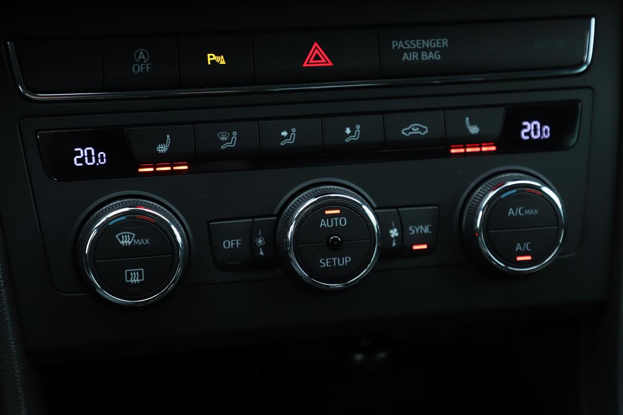 Seat LEON ST 1.0 TSI Style Ultimate Edition Virtual Cockpit Full LED Beats Audio Navigatie Achteruitrijcamera Carplay Android Clima Stoelverwarming Cruise Control Lane Assist