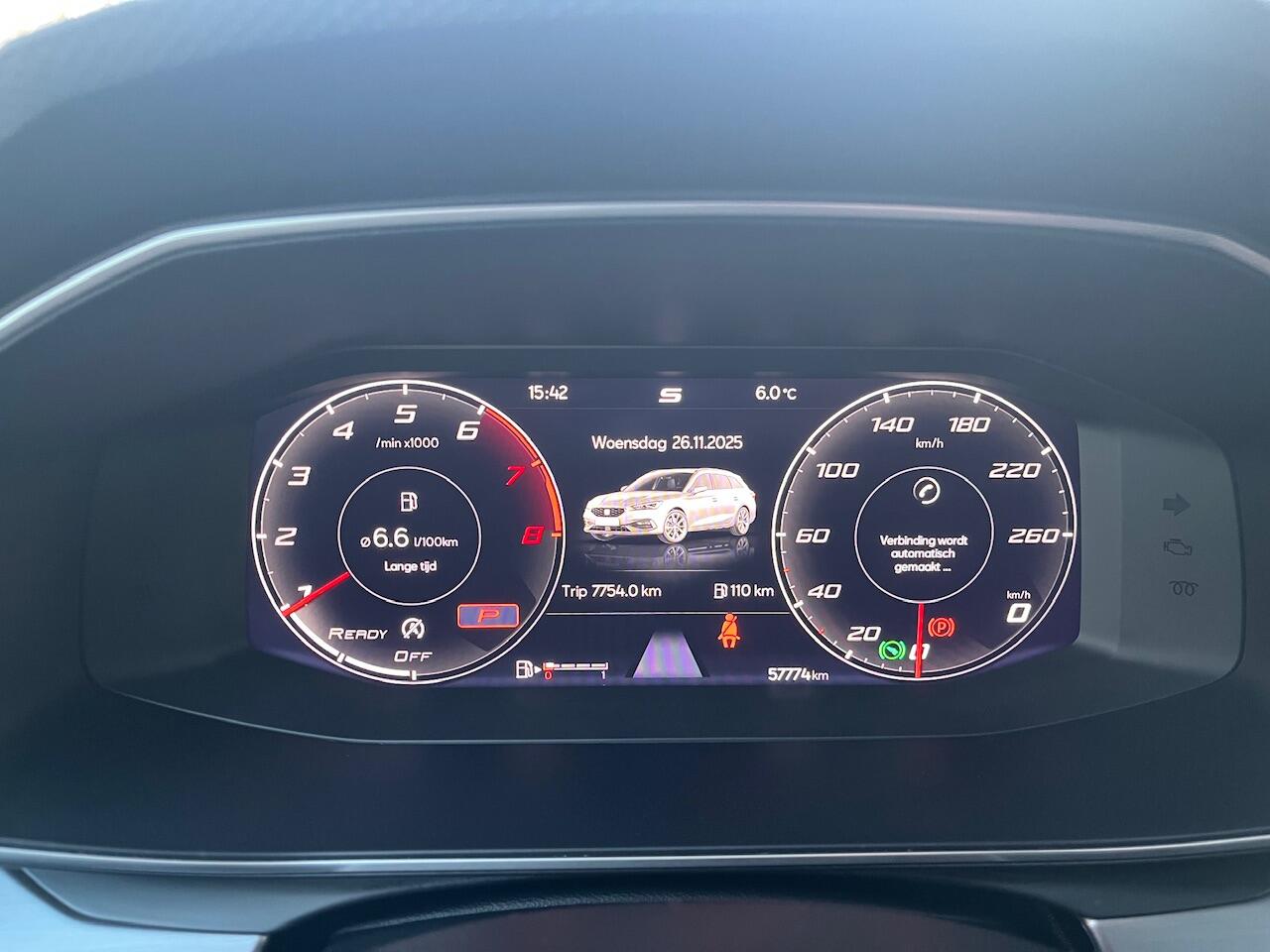 Seat LEON Sportstourer 1.5 eTSI FR / Panorama dak / zwenkbare trekhaak / 18 Inch / Full Led / Keyless / getint glas