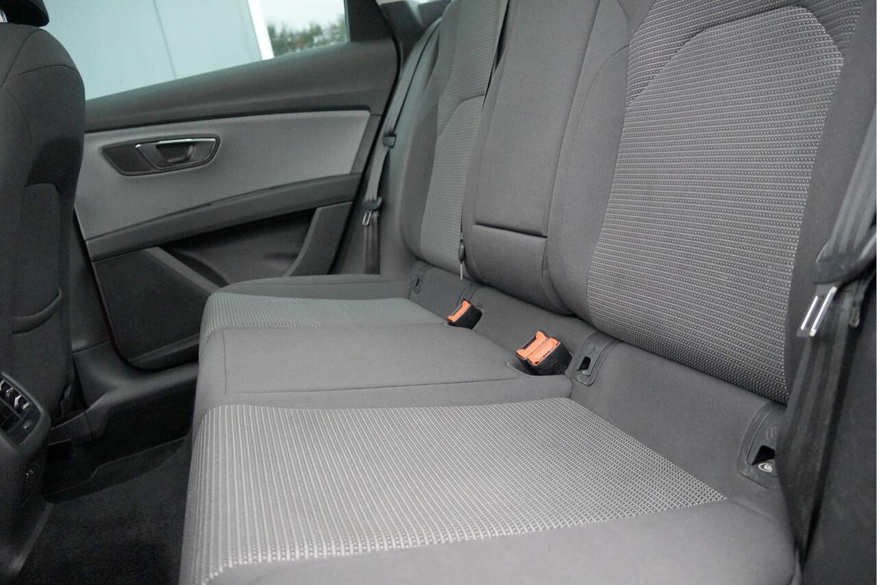 Seat LEON ST 1.5 TSI 150PK! Automaat Style Ultimate Edition BJ2020 Lmv 16" | Led | Pdc | Navi | Beats Audio | Panoramadak | Trekhaak | Achteruitrijcamera | App-Connect | Climate control | Cruise control | Extra getint glas