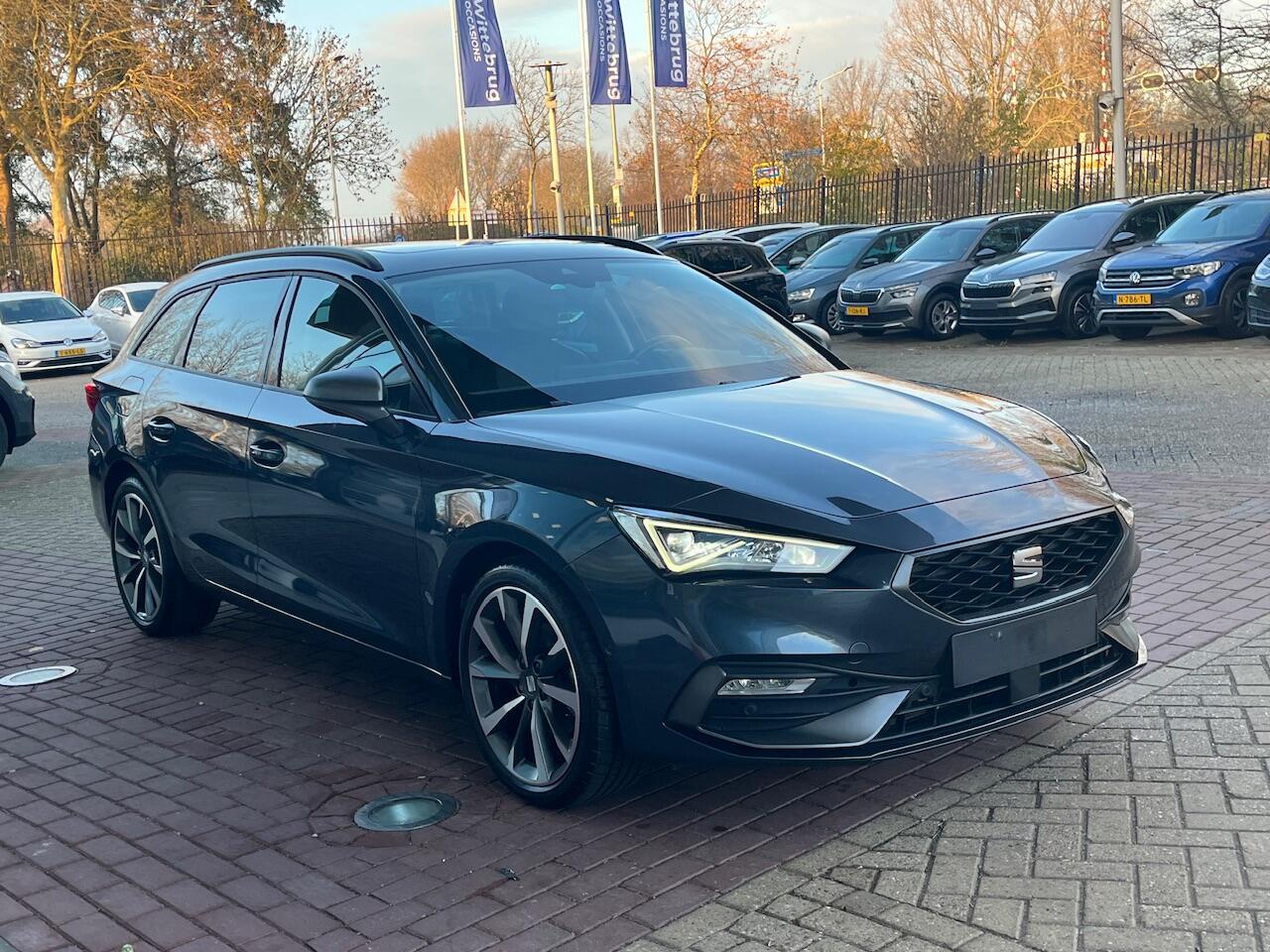 Seat LEON Sportstourer 1.5 eTSI FR / Panorama dak / zwenkbare trekhaak / 18 Inch / Full Led / Keyless / getint glas