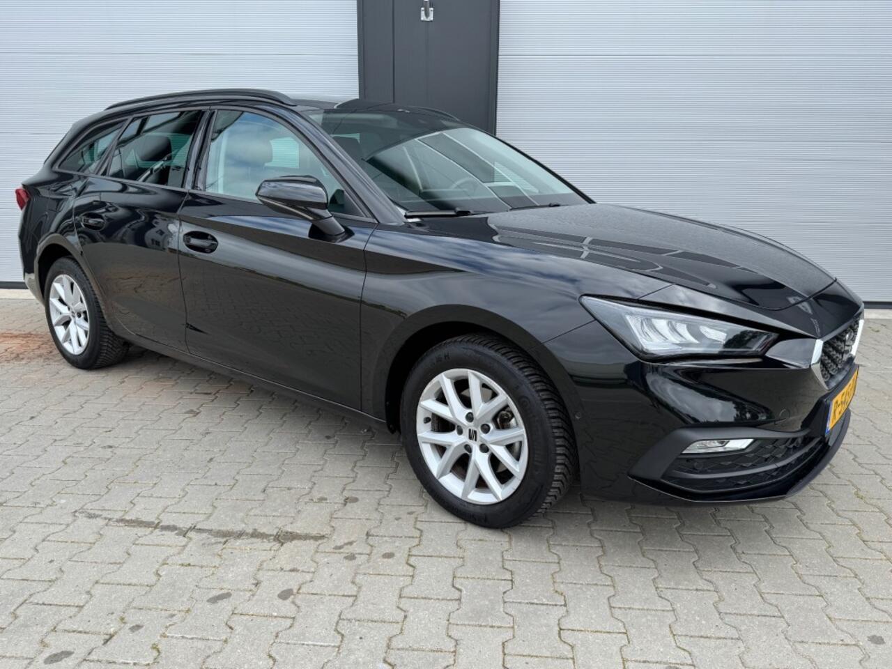 Seat LEON 1.0 TSI STYLE BUSINESS INTENS / ACC / CAMERA / APPLE CARPLAY / NL-AUTO / DEALER ONDERHOUDEN.