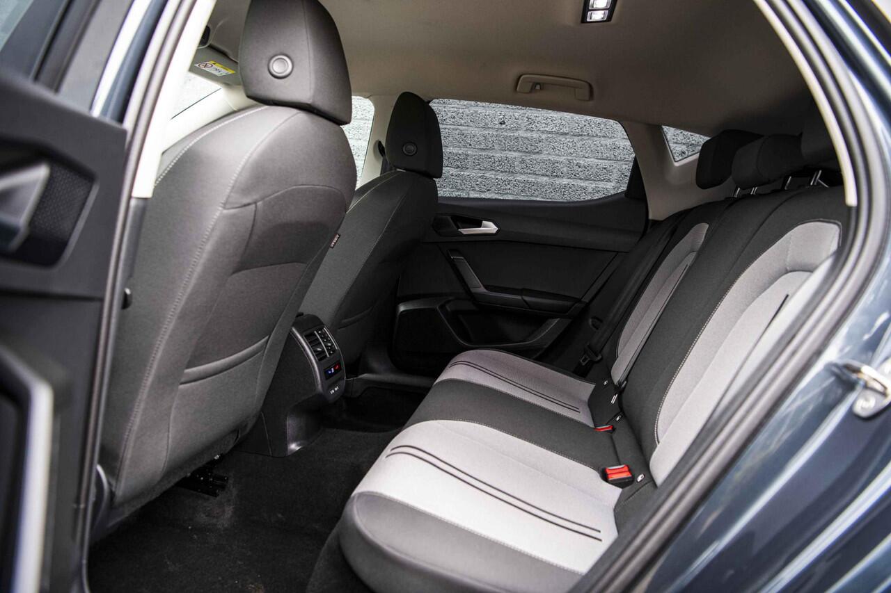 Seat LEON 1.0 TSi 110 pk Style Business Intense | LED Signature | 18" | Navigatie