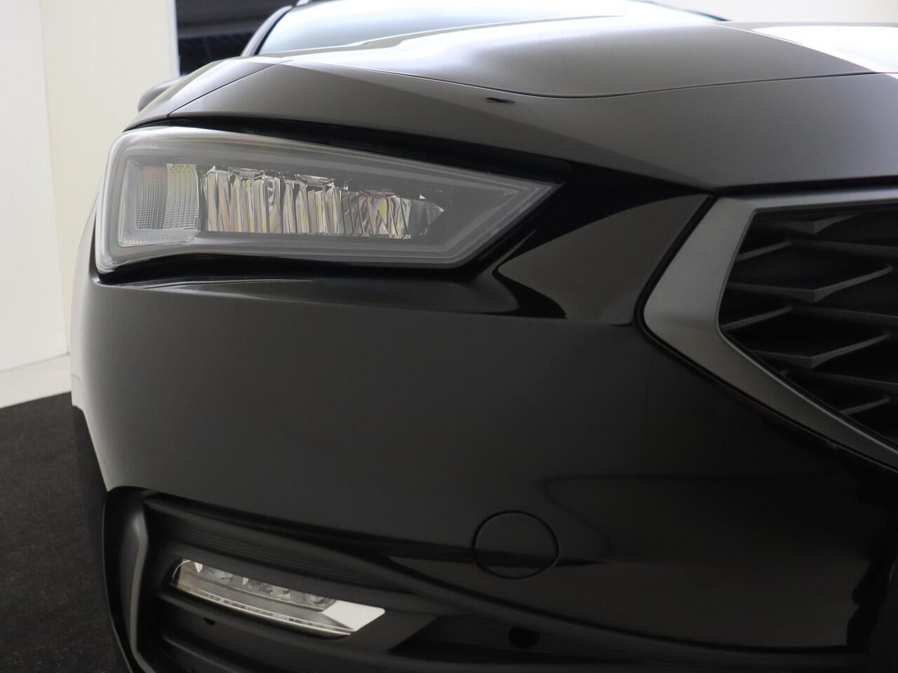 Seat LEON Sportstourer 1.0 eTSI FR Business | Parkeersensoren achter | 3-zone airco | Cruise Control | CarPlay | Lane assist | Elektrisch inklapbare buitenspiegels |