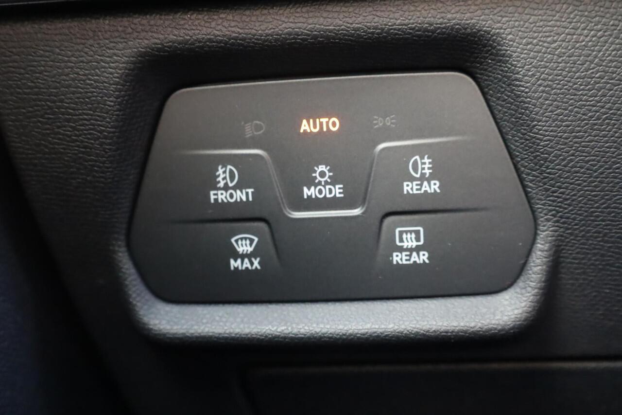 Seat LEON Sportstourer 1.5 TSI e-Hybrid FR Business 150KW/204PK DSG, uit voorraad leverbaar! 17 INCH Dynamic velgen, sportstoelen voor, zwarte dakhemel, dodehoek sensor, buitenspiegels elektrisch inklapbaar, slimme led, uitstap waarschuwing.