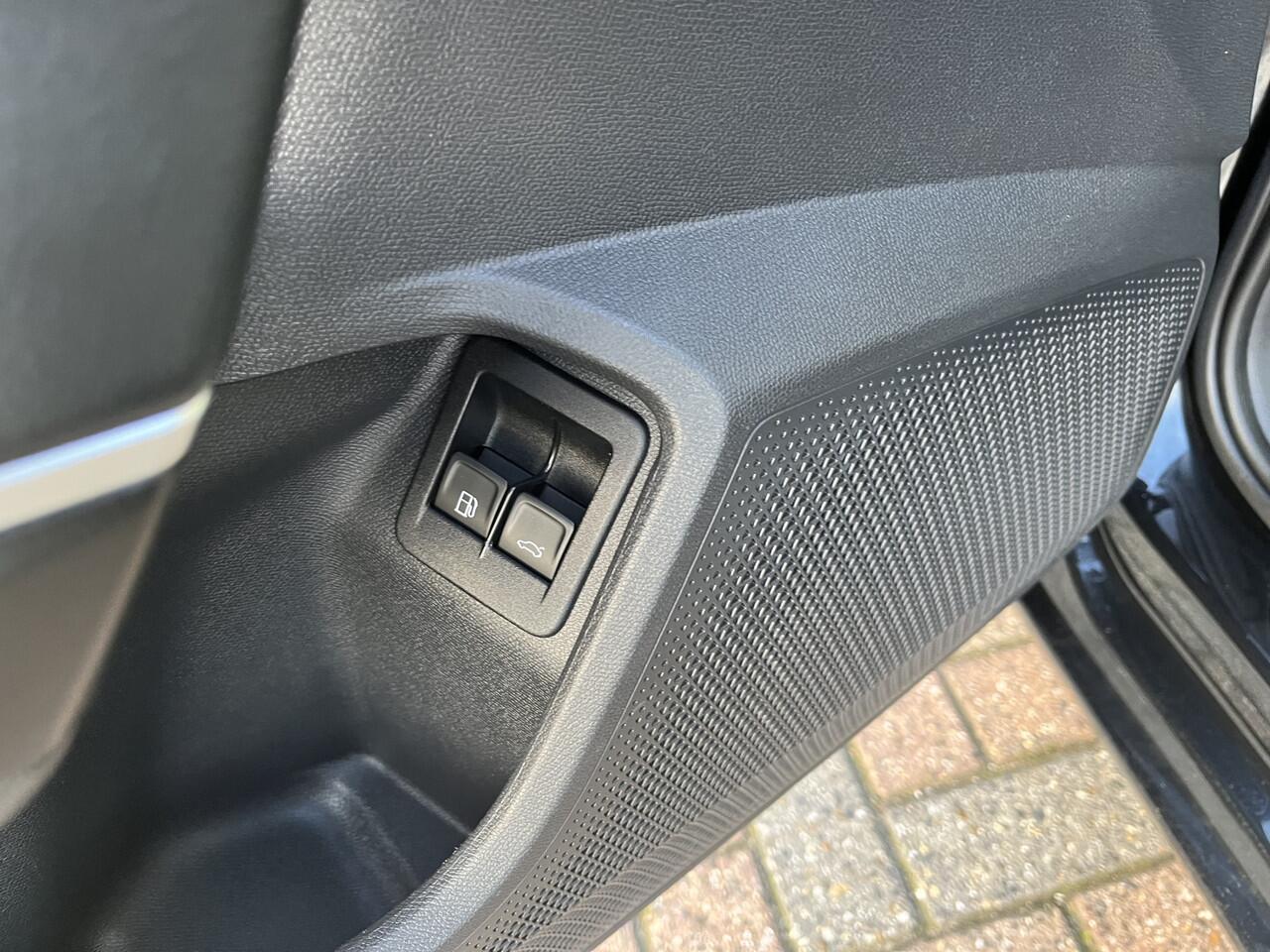 Seat LEON Sportstourer 1.4 TSI eHybrid PHEV FR / AUTOMAAT/ PANO/ FULL LINK/ STOEL + STOELVERW./ ELEK. STOELEN/ PARK. SENSOREN + CAMERA/ LED/ ADAPT. CRUISE/ DAB/ 18'' LMV