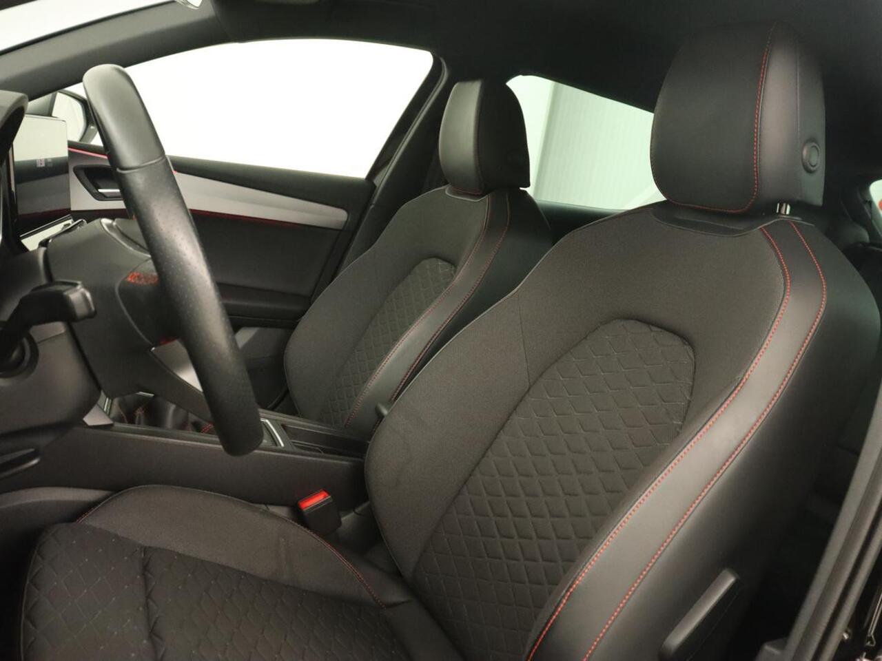 Seat LEON 1.0 TSI FR Intens | Stoel & stuurverwarming | Carplay | Camera | Adaptive cruise | Navigatie | Sfeerverlichting | Park Assist | Digital Cockpit | Keyless | Full LED