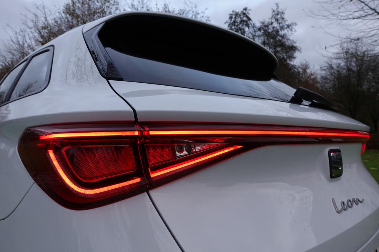 Seat LEON Sportstourer 1.0 eTSI FR Business Intense | Trekhaak | CarPlay | Camera | Stuurwielverw. | Stoelverw. | BTW |