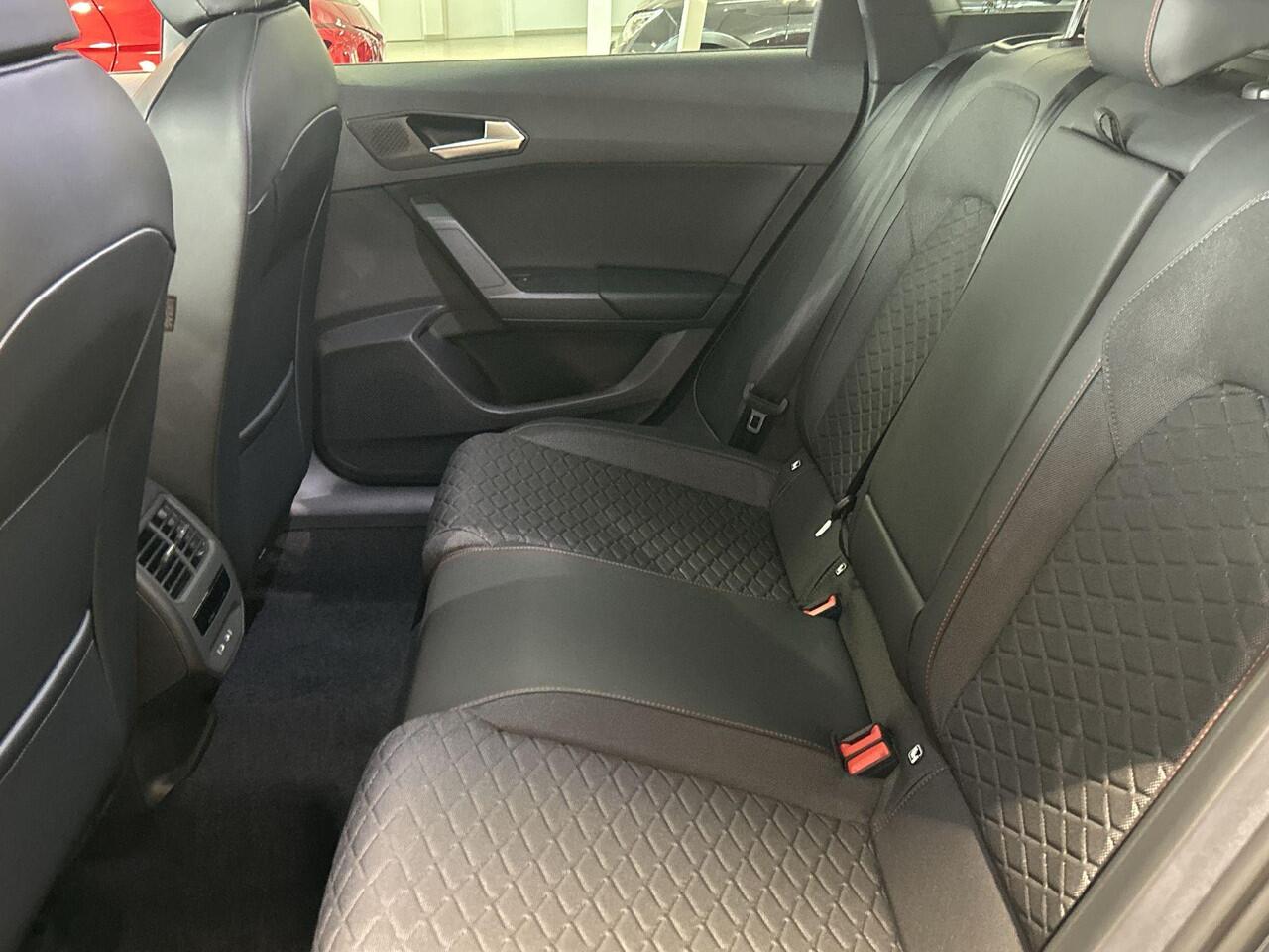 Seat LEON Sportstourer 1.5 TSI e-Hybrid FR Business 204 PK l Black Pack l Wegklapbare Trekhaak l Safe & Driving Pack