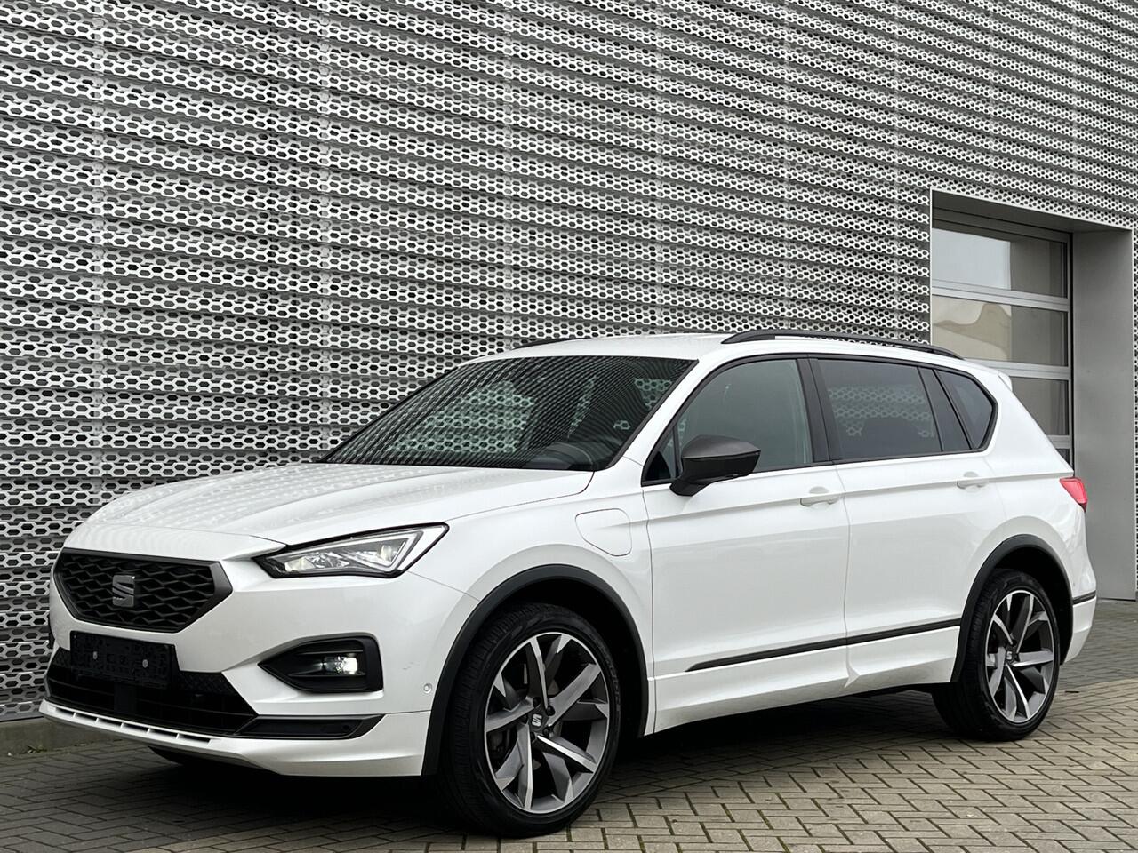 Seat Tarraco 1.4 TSI 245PK DSG e-Hybrid PHEV FR / Fabrieksgarantie 10-2027 of 100.000 KM / Elektrische Trekhaak / Memory Seat/ Digitale Cockpit / Travel Assist / Achteruitrijcamera / LMV 20" /