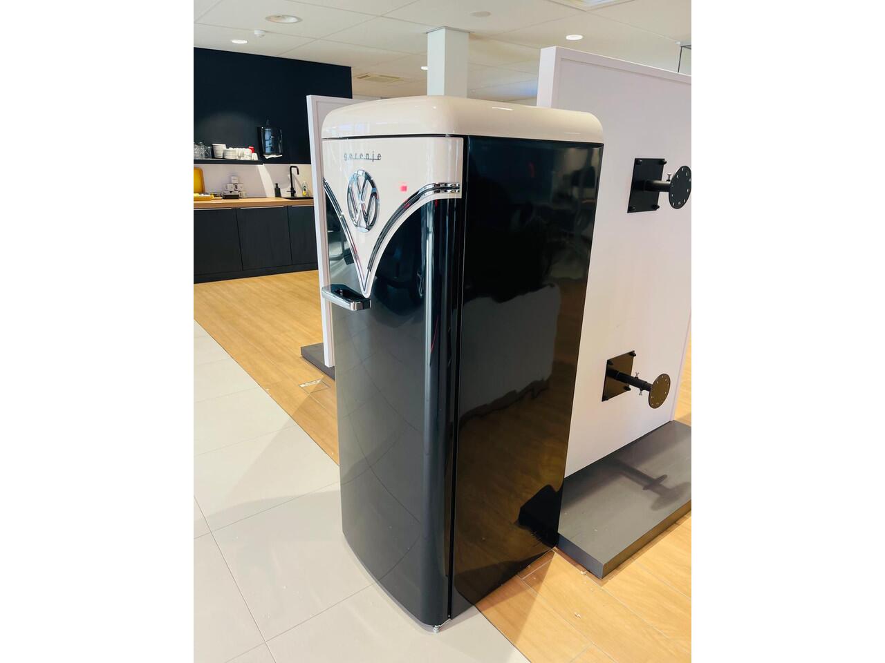 Volkswagen Bedrijfswagens T1 Bulli (koelkast) | inhoud: 3 kratten bier + 10 flessen wijn | vriesvak | groente la | eierhouder koelkast | dubbele flessenbak |