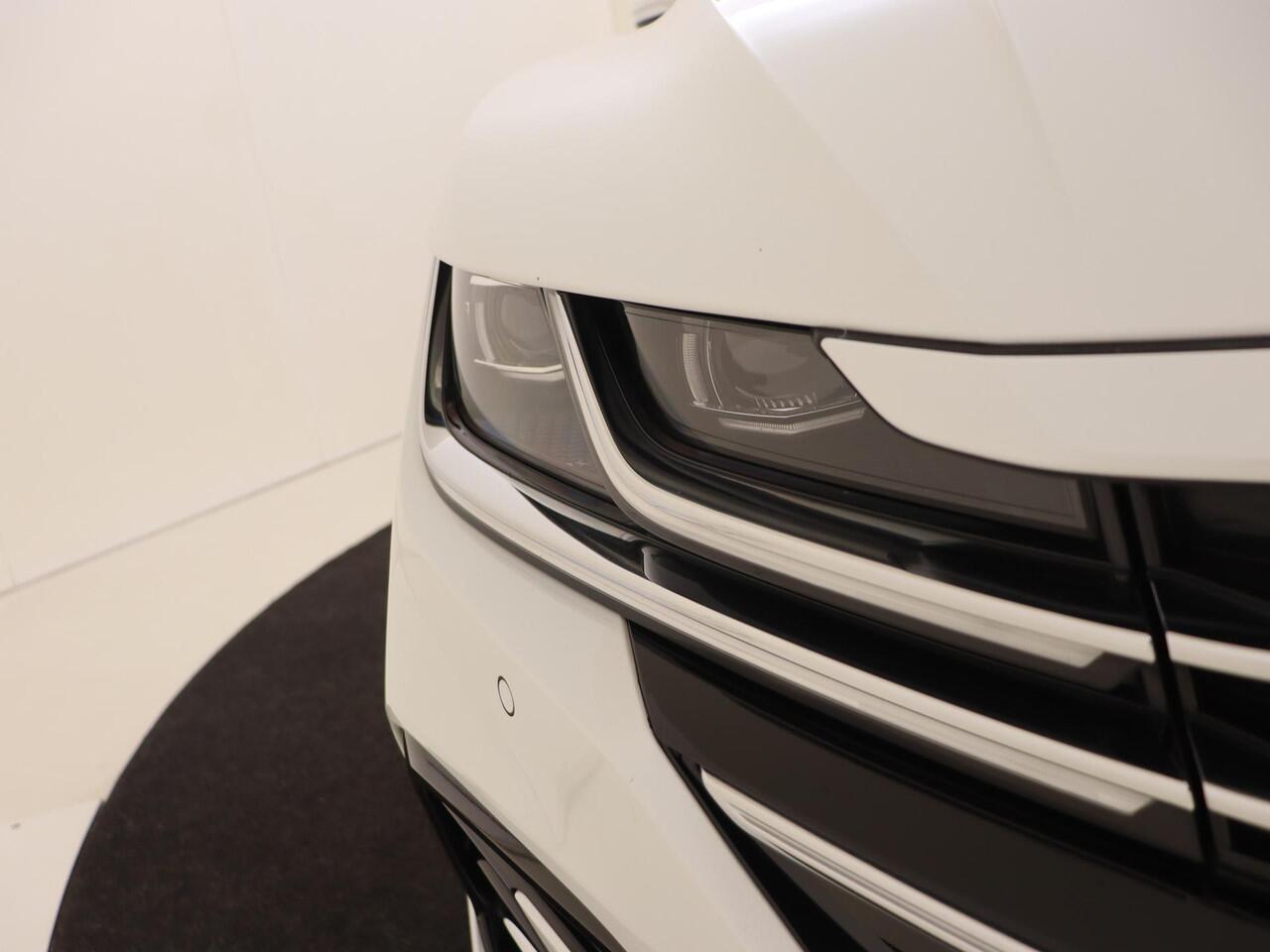 Volkswagen Arteon Shooting Brake 1.4 TSI eHybrid R-Line Business | Panoramadak | Adaptieve demping systeem | 3-zone airco | Parkeerassistent | Keyless | Dodehoek detectie | Stoel- en stuurwielverwarming |