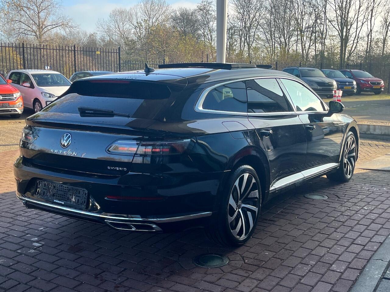 Volkswagen Arteon Shooting Brake 1.4 TSI eHybrid 218pk DSG R-Line Business+ / Panoramadak / Leder Nappa/Carbon / Memory / Trekhaak Elek. / 19" LMV / Navi Pro / Camera / Keyless / Alarm / Stoelverwarming V+A