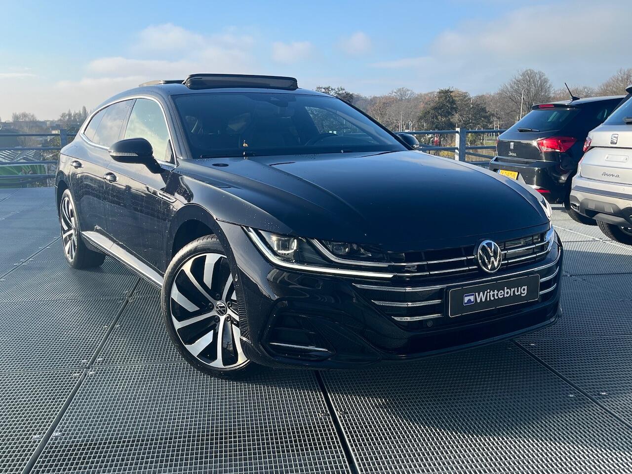 Volkswagen Arteon Shooting Brake 1.4 TSI eHybrid 218pk DSG R-Line Business+ / Panoramadak / Leder Nappa/Carbon / Memory / Trekhaak Elek. / 19" LMV / Navi Pro / Camera / Keyless / Alarm / Stoelverwarming V+A