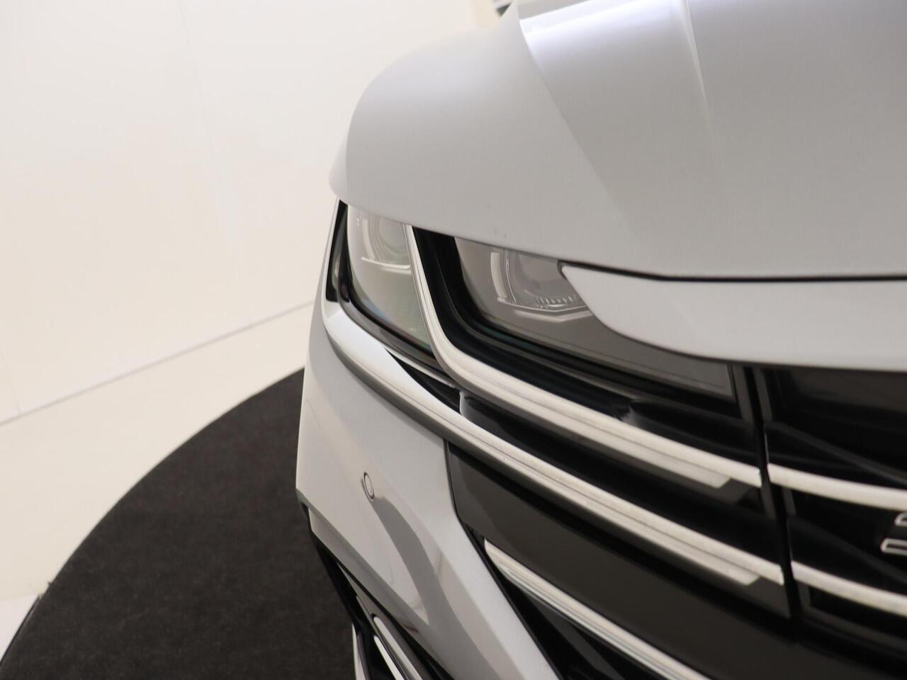 Volkswagen Arteon Shooting Brake 1.4 TSI eHybrid R-Line Business+ | Panoramadak | Trekhaak | Adaptieve demping | Dodehoek detectie | Parkeerassistent | Keyless | Stoelverwarming voor en achter |