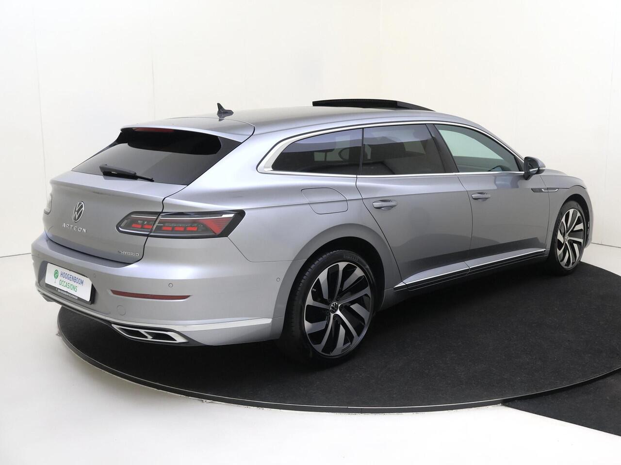 Volkswagen Arteon Shooting Brake 1.4 TSI eHybrid R-Line Business | SoH 90% | Panoramadak | Trekhaak | Head-up display | Adaptieve demping | Stoelverwarming voor en achter | Keyless | Parkeerassistent | Adaptieve cruise control |