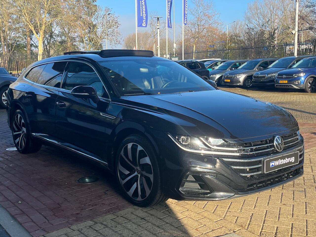 Volkswagen Arteon Shooting Brake 1.4 TSI eHybrid 218pk DSG R-Line Business+ / Panoramadak / Leder Nappa/Carbon / Memory / Trekhaak Elek. / 19" LMV / Navi Pro / Camera / Keyless / Alarm / Stoelverwarming V+A